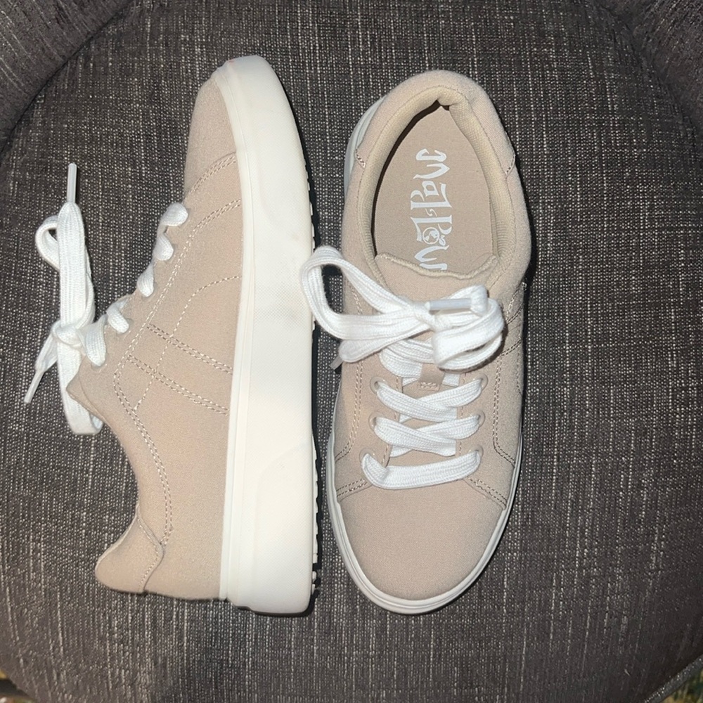 Tan everyday sneakers, size 6